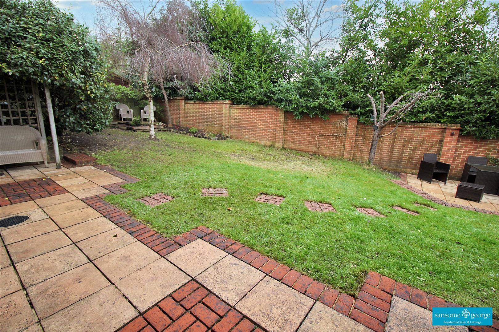 3 bed property in The Knoll, Reading